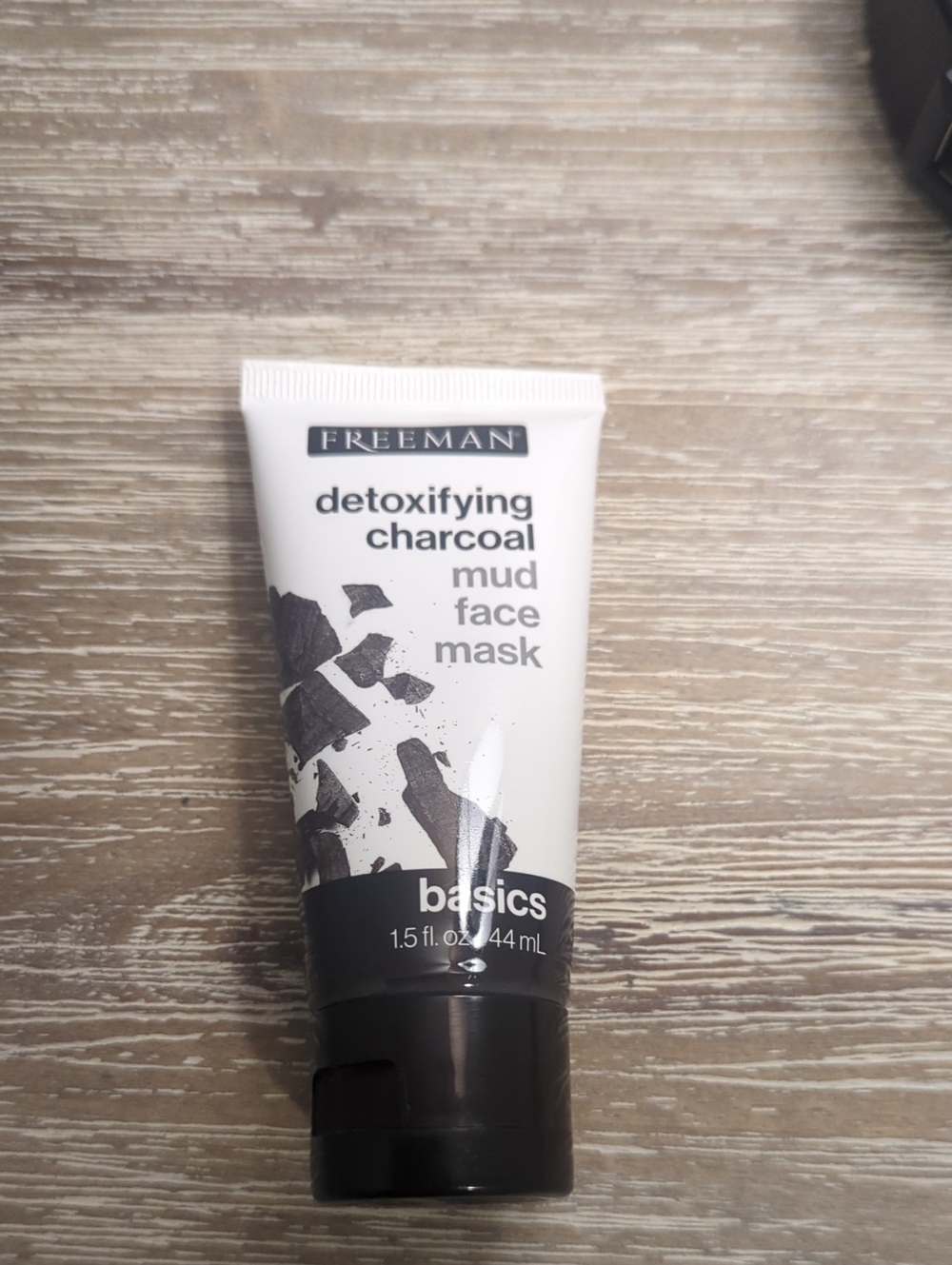Detoxifying Charcoal Mud Face Mask - White & Black
